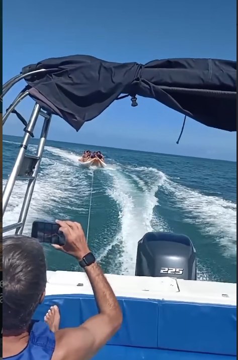 Boia rebocada pela lancha em mar aberto durante passeio