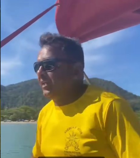Comandante local da AGEBOATTUR conduzindo passeio de lancha no Litoral Norte