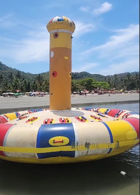 Brinquedos aquáticos e estrutura de praia disponíveis nos passeios da AGEBOATTUR