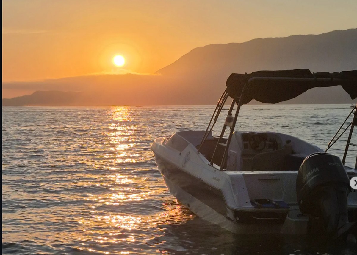 Pôr do sol visto do mar durante passeio de lancha ao entardecer em Ilhabela